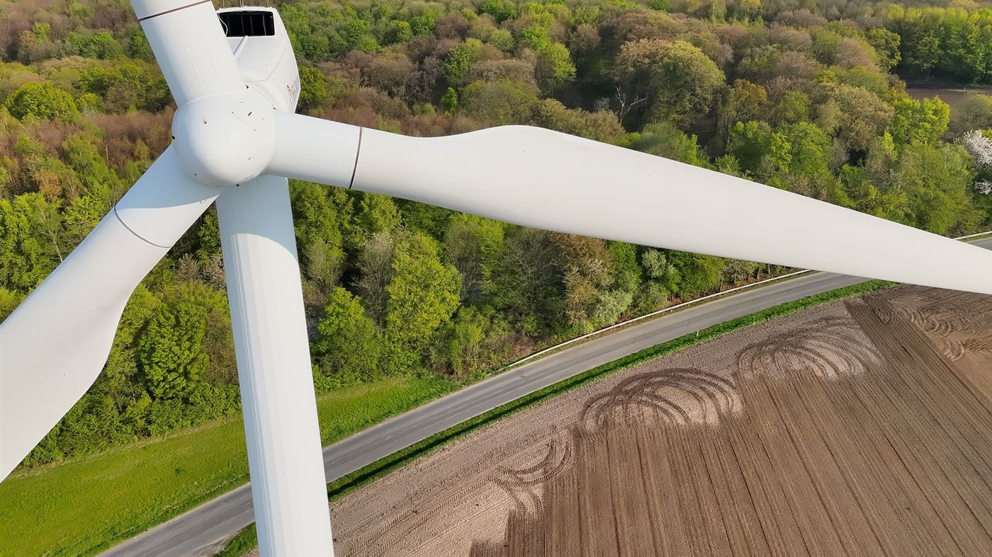 Rotor einer Windenergieanlage, von der Drohne aus aufgenommen